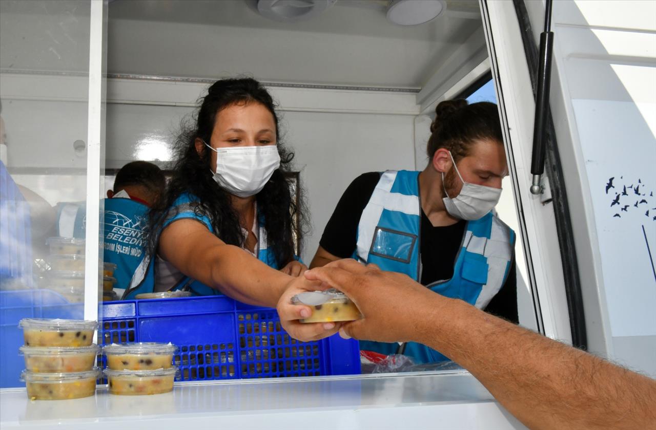 Esenyurt Belediyesi Vatandaşlara Aşure İkram Etti