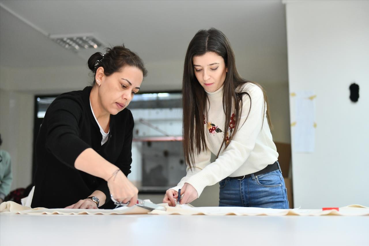 Esenyurtlu Kadınlar Depremzedeler İçin Üretiyor