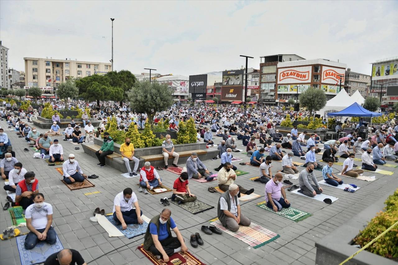 Esenyurt Belediyesi Cuma Namazı Öncesi Tek Kullanımlık Seccade Dağıttı