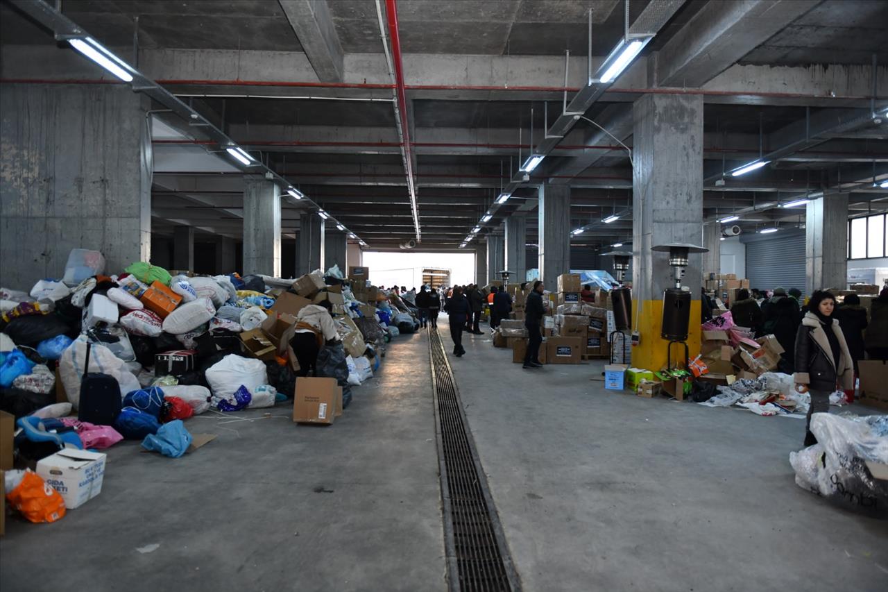 Esenyurt’tan Deprem Bölgesine Yardım Yağdı