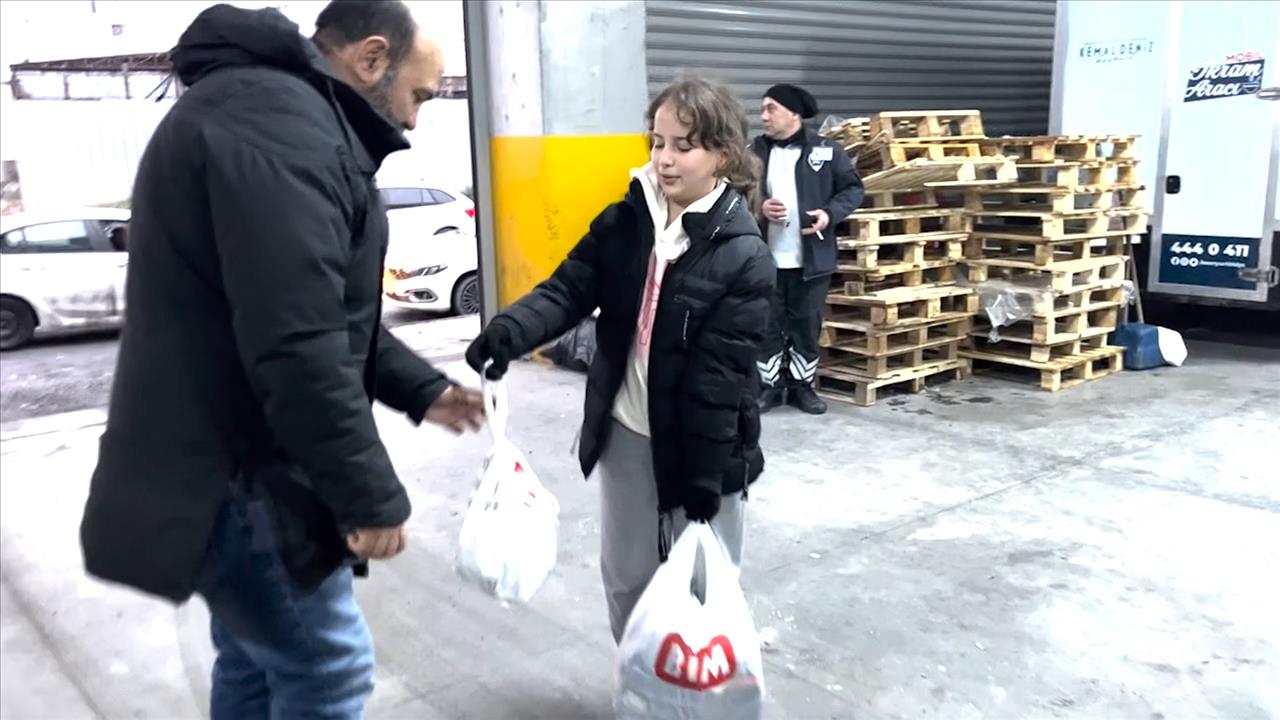 Küçük Ecrin Harçlıklarıyla Aldığı Makarnaları Deprem Bölgesine Gönderdi