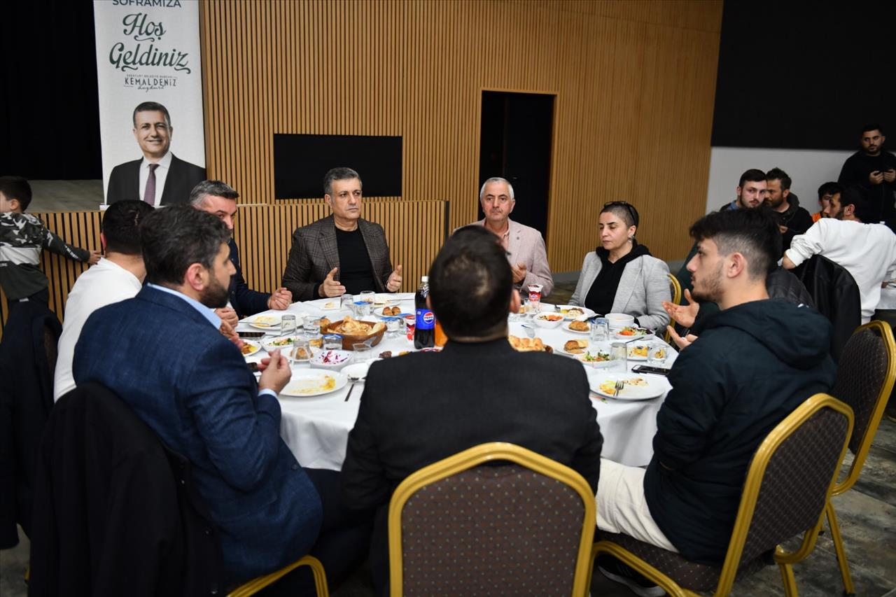 Başkan Bozkurt Orucunu Kent Konseyi Yönetimi Ve Amatör Spor Kulüpleri İle Birlikte Açtı 