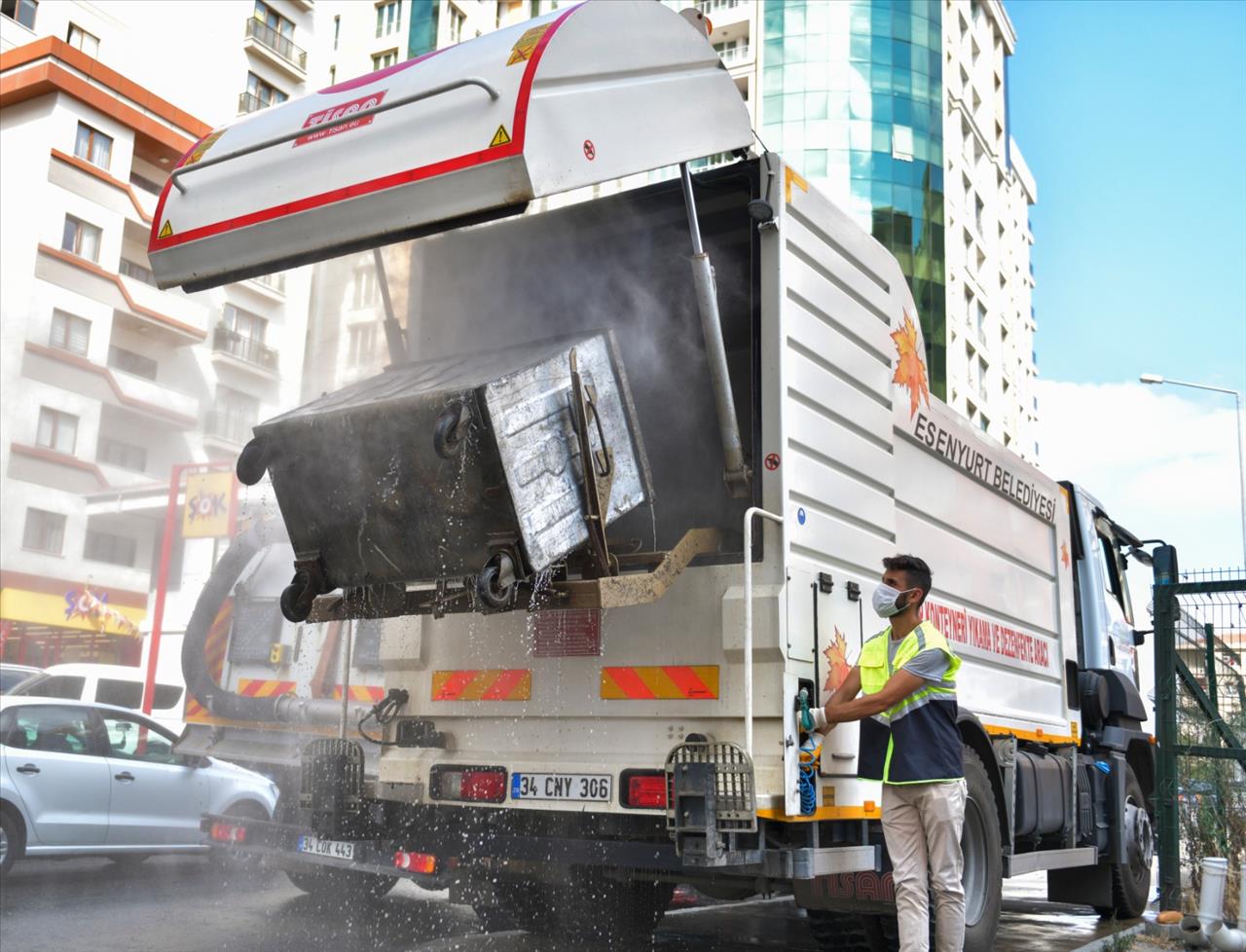 Esenyurt’ta Cadde Ve Sokaklar Yıkanıyor