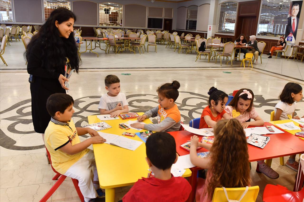 Esenyurt Belediyesi “Okuyan Bir Gelecek” Etkinliği İle Geleceğe Işık Tutuyor