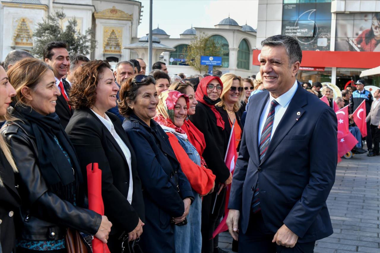 Esenyurt’ta Çelenk Sunma Töreni Gerçekleşti