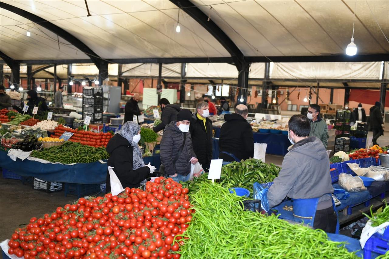 Esenyurt Belediyesi Zabıta Ekiplerinden Pazarlarda Maske ve Yaş Denetimi