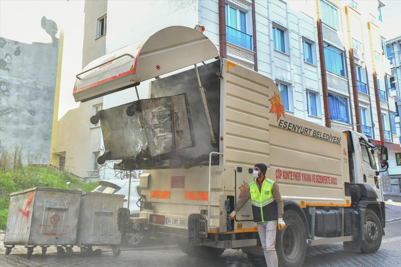 Cadde Ve Sokaklar Koronavirüse Karşı Yıkanıyor