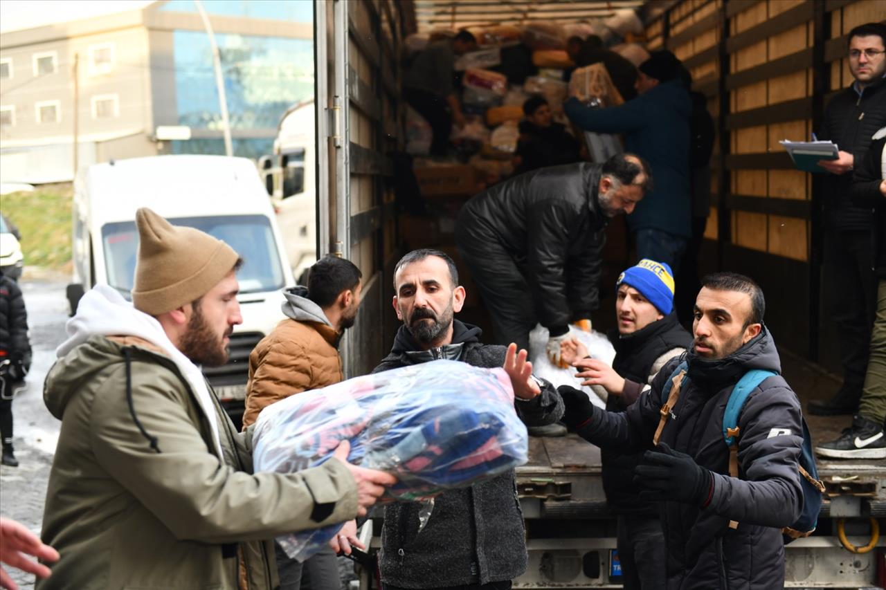 Esenyurt’tan Deprem Bölgesine Yardım Yağdı