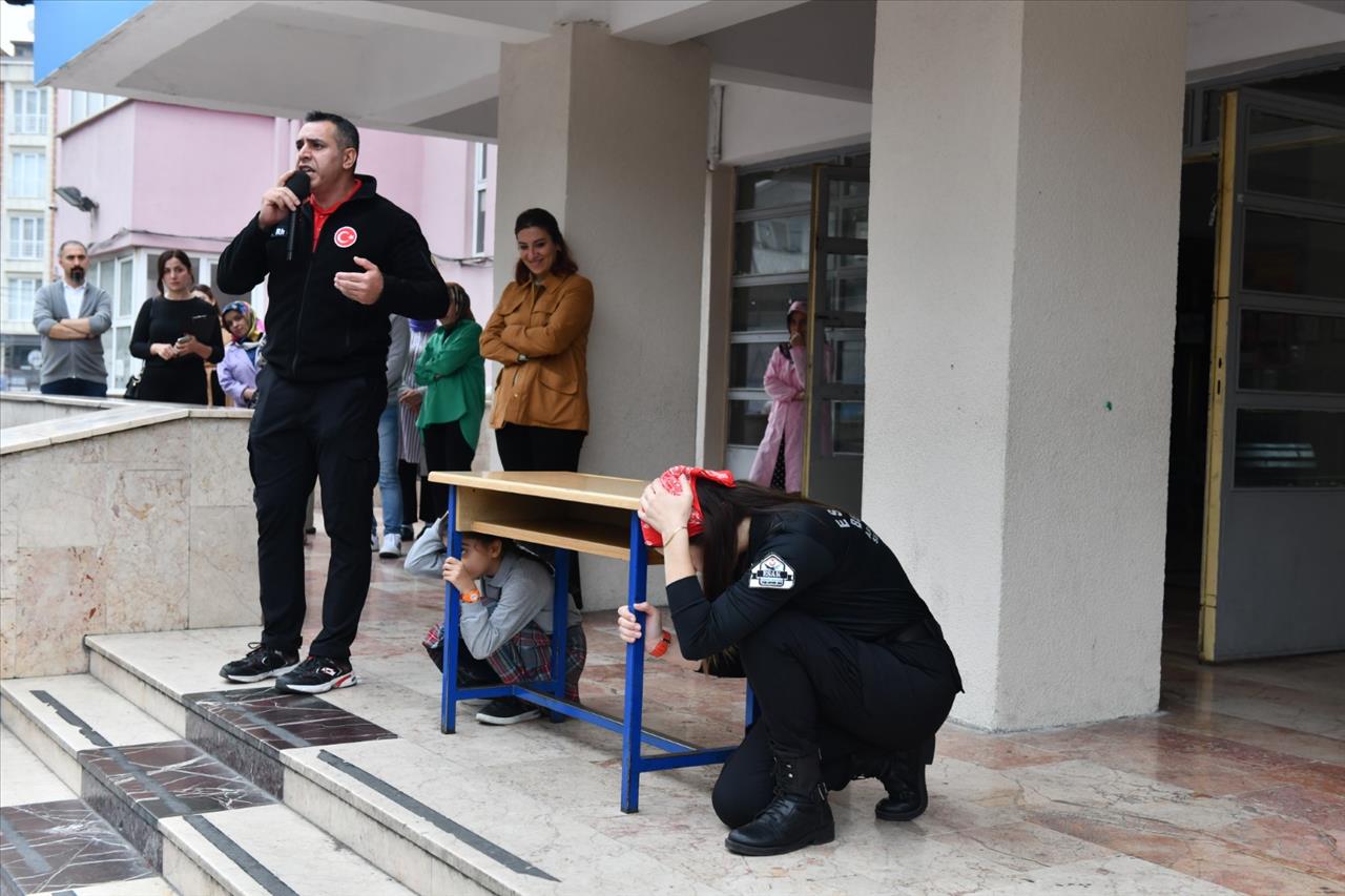 Öğrenciler Depreme Karşı Bilinçleniyor