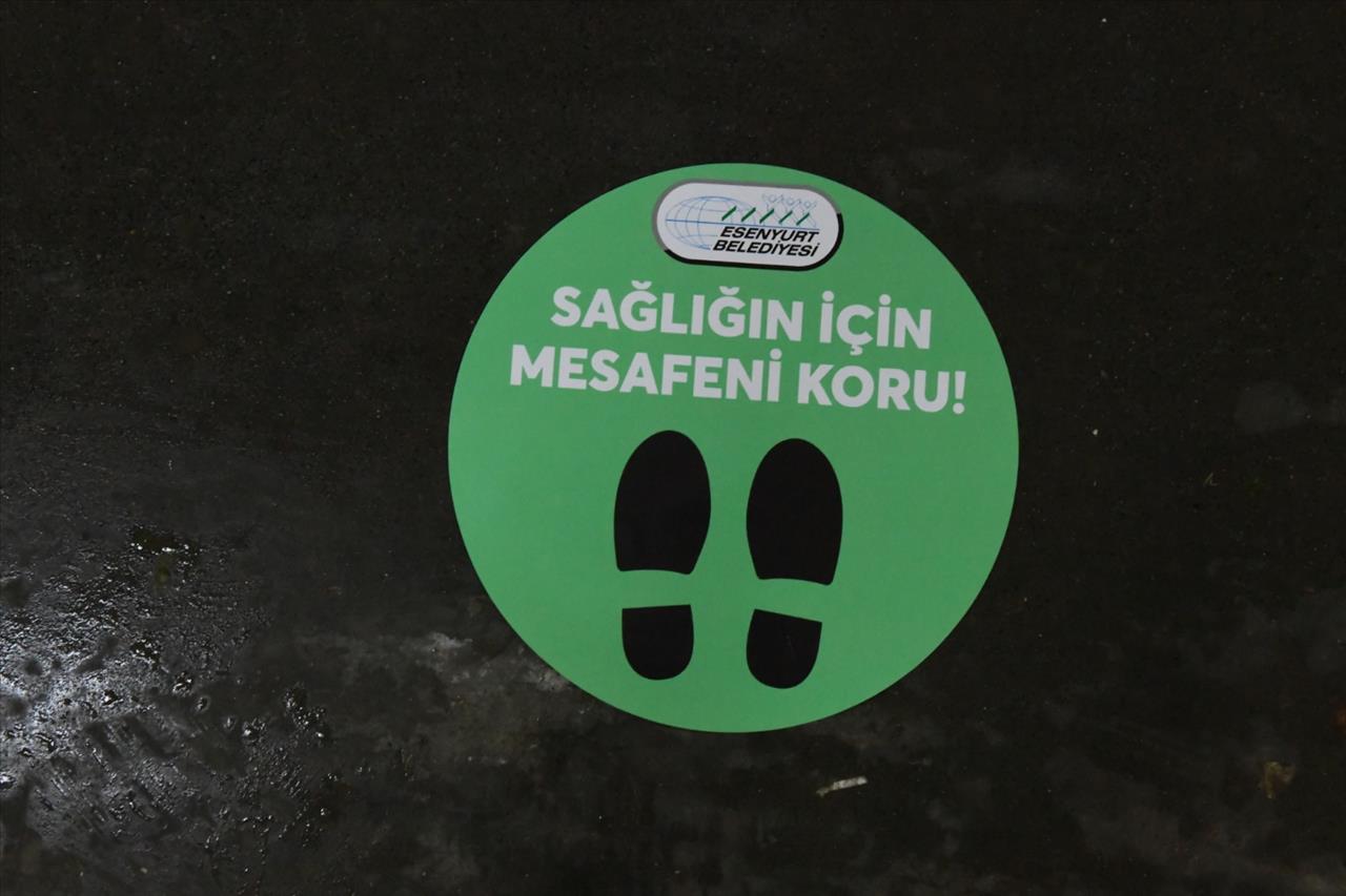 Esenyurt Belediyesi'nden İş Yerlerine ‘Sağlığın İçin Mesafeni Koru’ Stickerleri