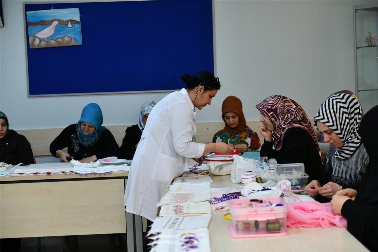 Esenyurt Belediyesi’nden Kadınlara Ücretsiz İğne Oyası Kursu 