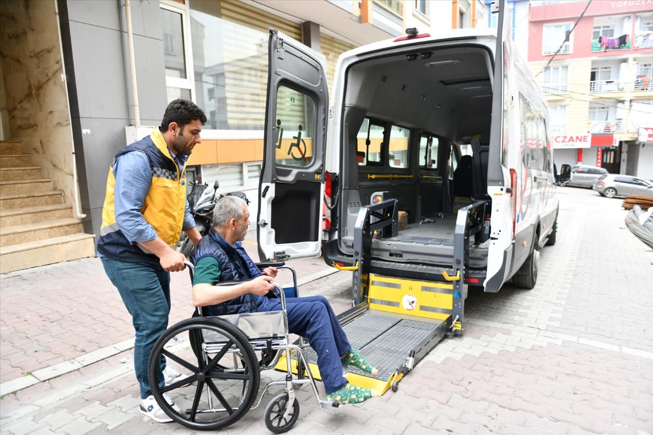 Esenyurt’ta Engelli ve Yaşlılar Sandıklara Taşındı