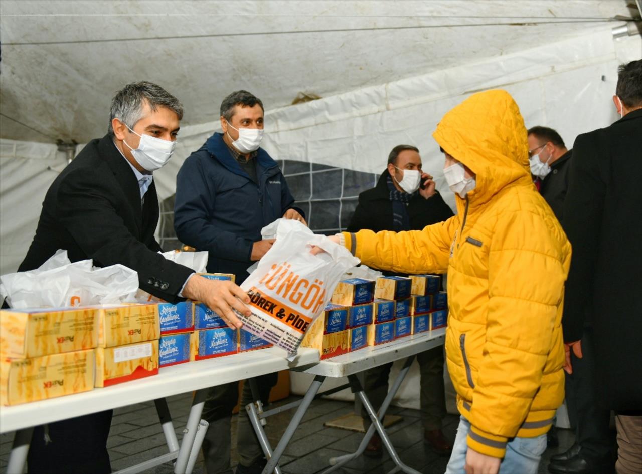 Esenyurt’ta Vatandaşlara Kandil Simidi İkram Edildi