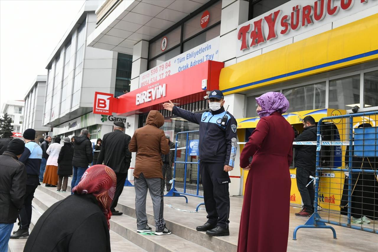 Esenyurt Belediyesi'nden Ptt Önünde Koronavirüs Önlemleri