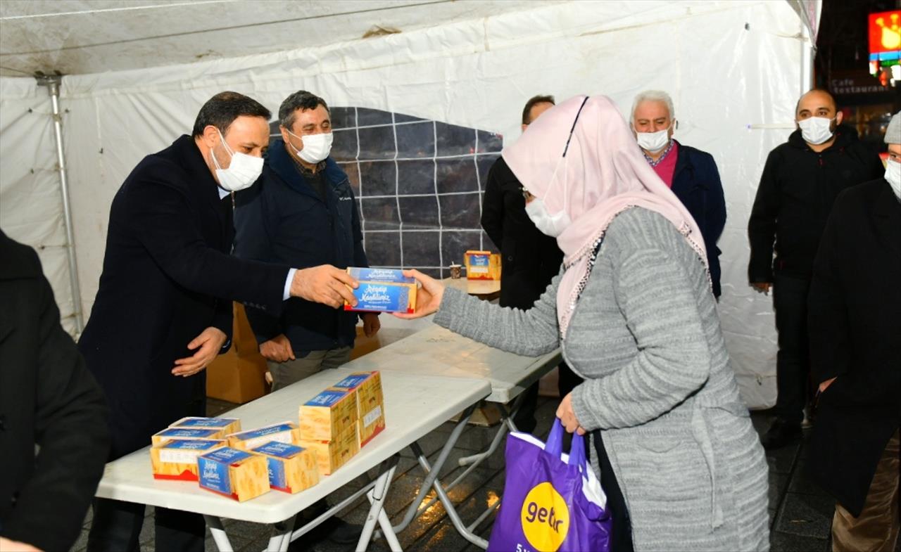 Esenyurt’ta Vatandaşlara Kandil Simidi İkram Edildi