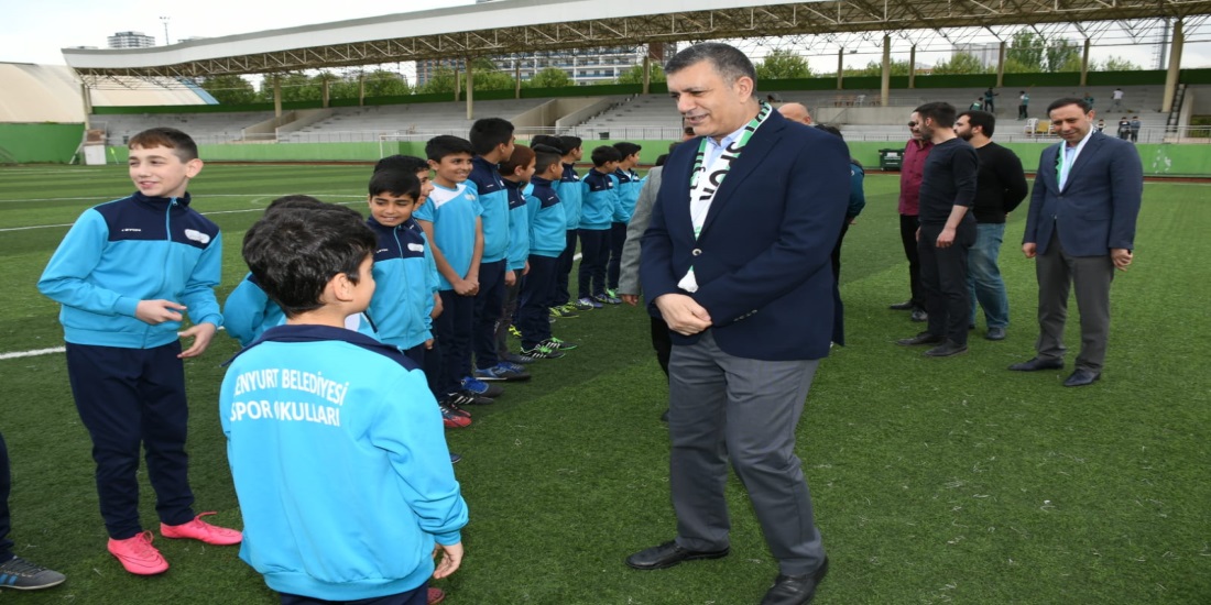 Bozkurt Esenyurtlu futbolcu gençleri şampiyonluğa uğurladı