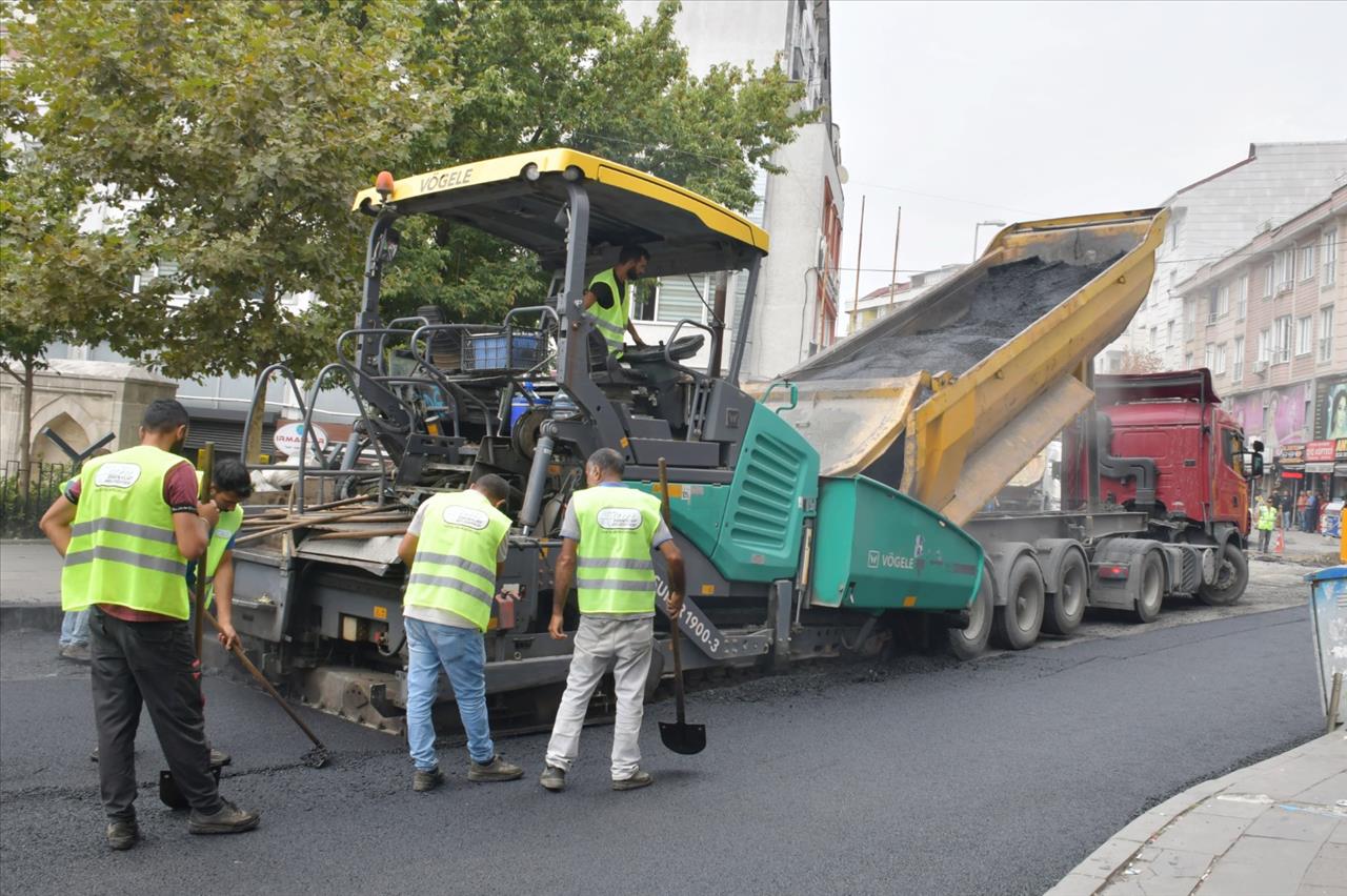 Esenyurt’ta Yıllardır Bozuk Olan Yollar Asfaltla Buluşuyor