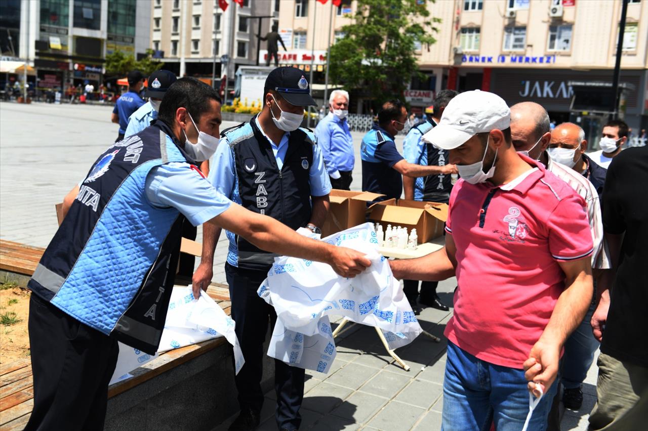 Esenyurt Belediyesi Cuma Namazı Öncesi Tek Kullanımlık Seccade Ve El Dezenfektanı Dağıttı