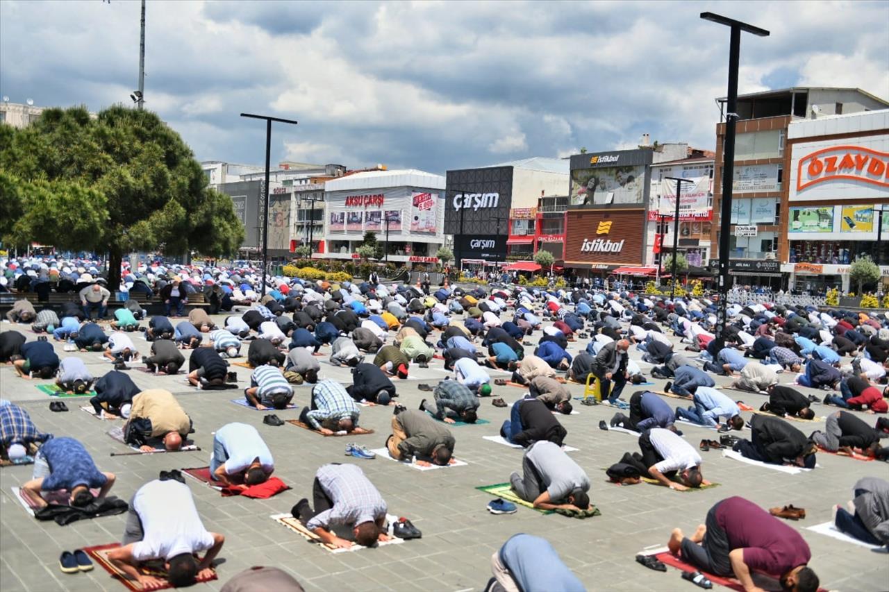 74 Gün Sonra İlk Cuma Namazı Esenyurt Meydanı’nda Kılındı