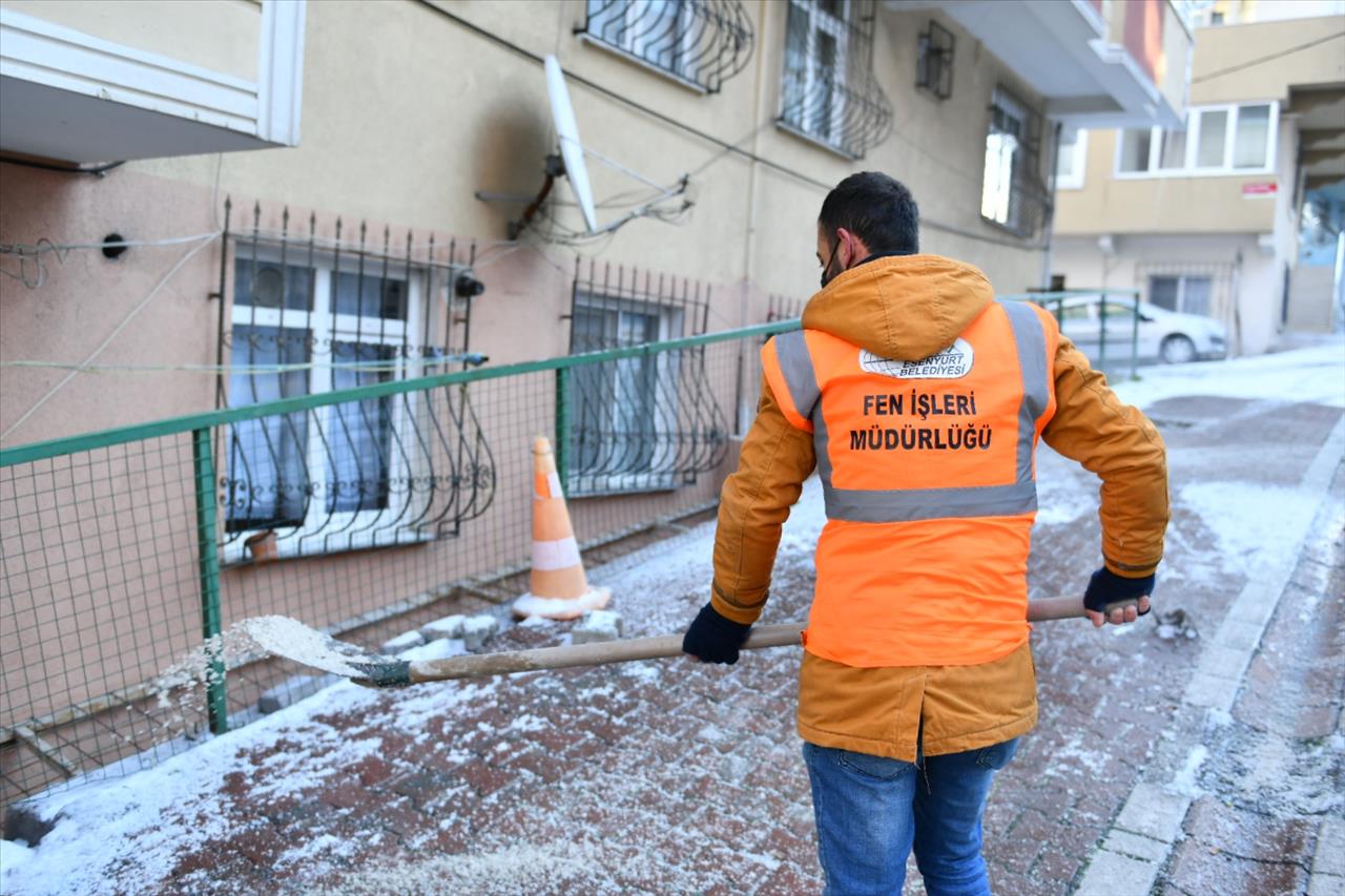 Esenyurt'ta Buzlanmaya Karşı Çalışmalar Devam Ediyor