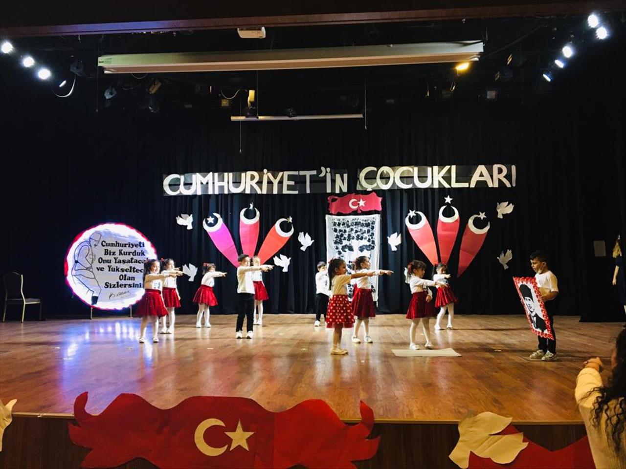 Esenyurtlu Çocuklardan “Cumhuriyet’in Çocukları” Gösterisi