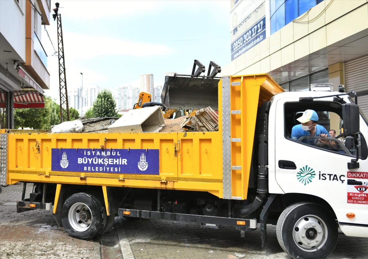 Esenyurt Belediyesi İle İbb, Selden Etkilenen Mahallelerde Çalışmaları Sürdürüyor