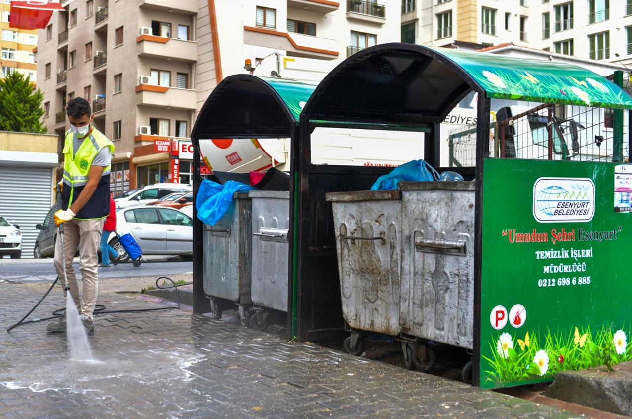 Esenyurt’ta Cadde Ve Sokaklar Yıkanıyor