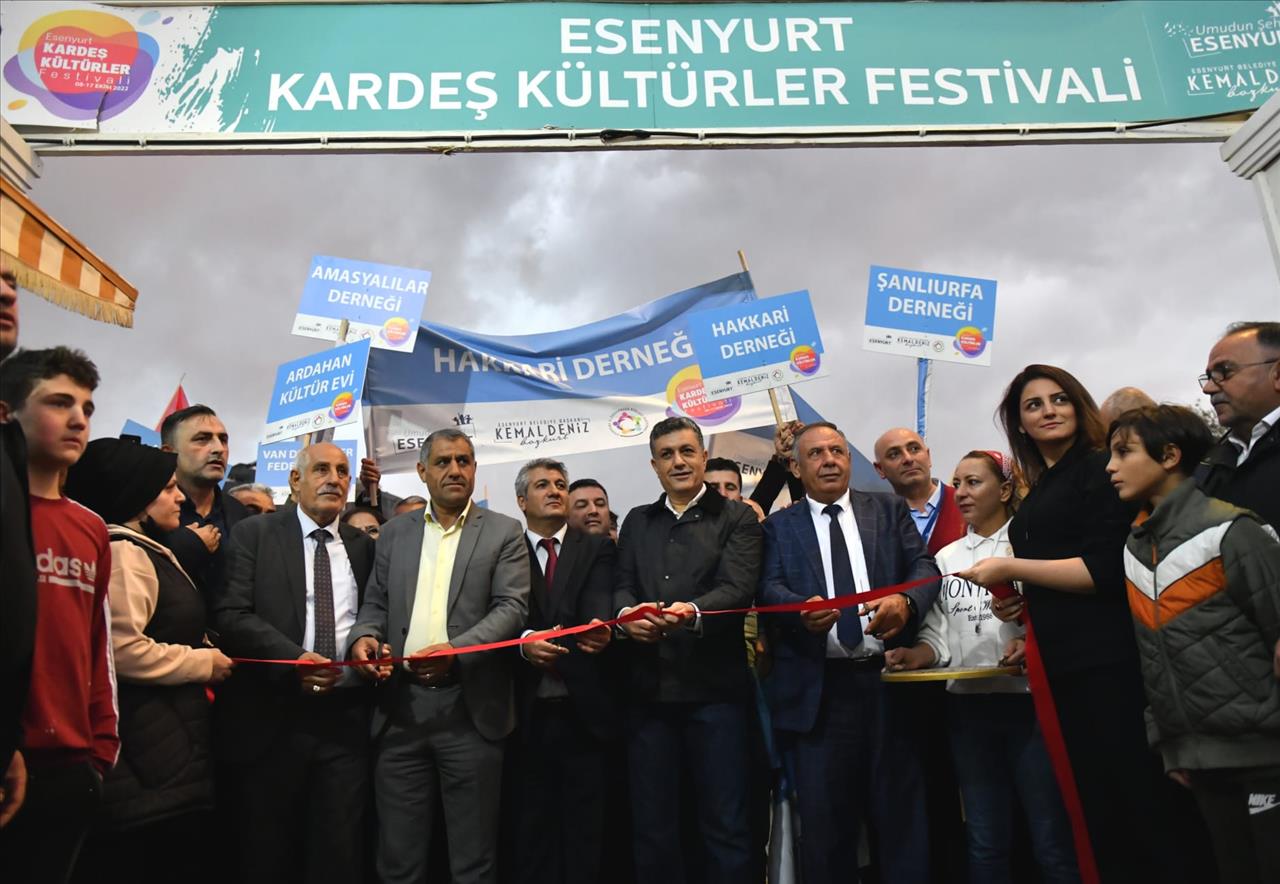 Kardeş Kültürler Festivali Kardeşlik Halaylarıyla Başladı