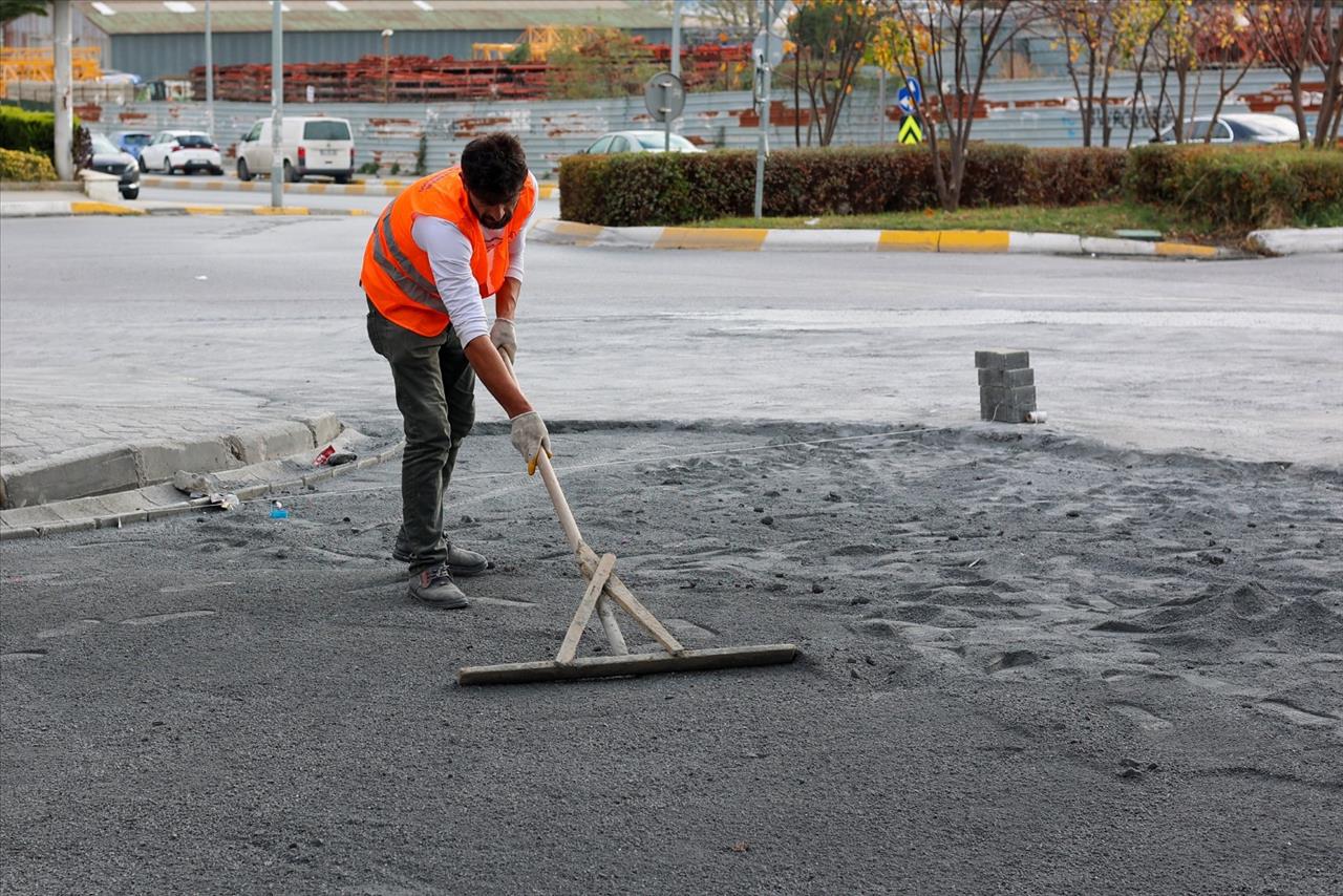 Esenyurt’ta Tahrip Olan Yollar Yenileniyor