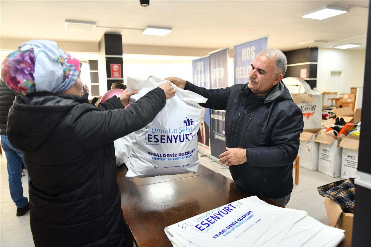 Esenyurt Belediyesi’nden 6 Bin Çocuğa Mont Ve Bot Yardımı