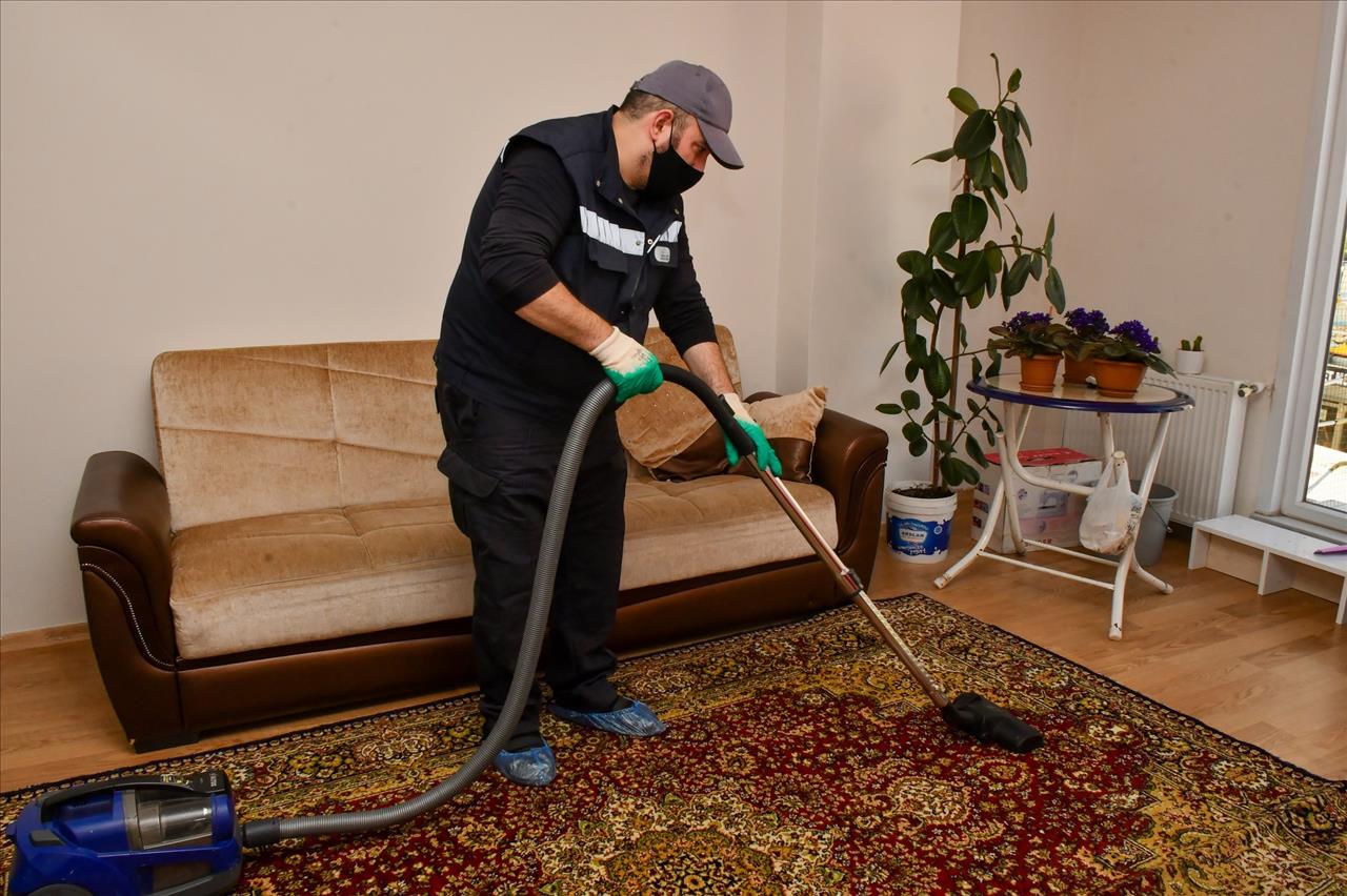 Esenyurt Belediyesi, ‘Evde Temizlik’ Hizmeti İle De İhtiyaç Sahiplerine Destek Oluyor