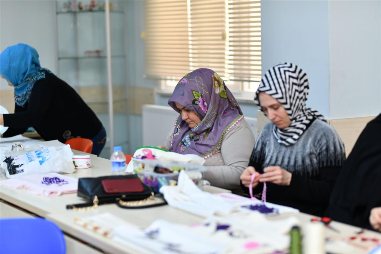 Esenyurt Belediyesi’nden Kadınlara Ücretsiz İğne Oyası Kursu 