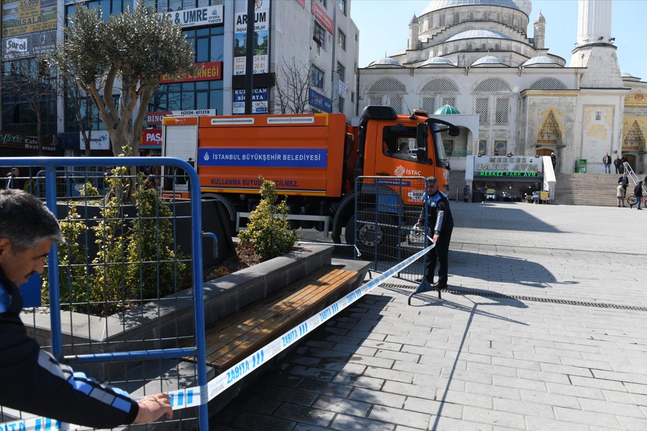 Esenyurt'ta Meydanlarda Bulunan Banklar Bariyerlerle Kapatıldı