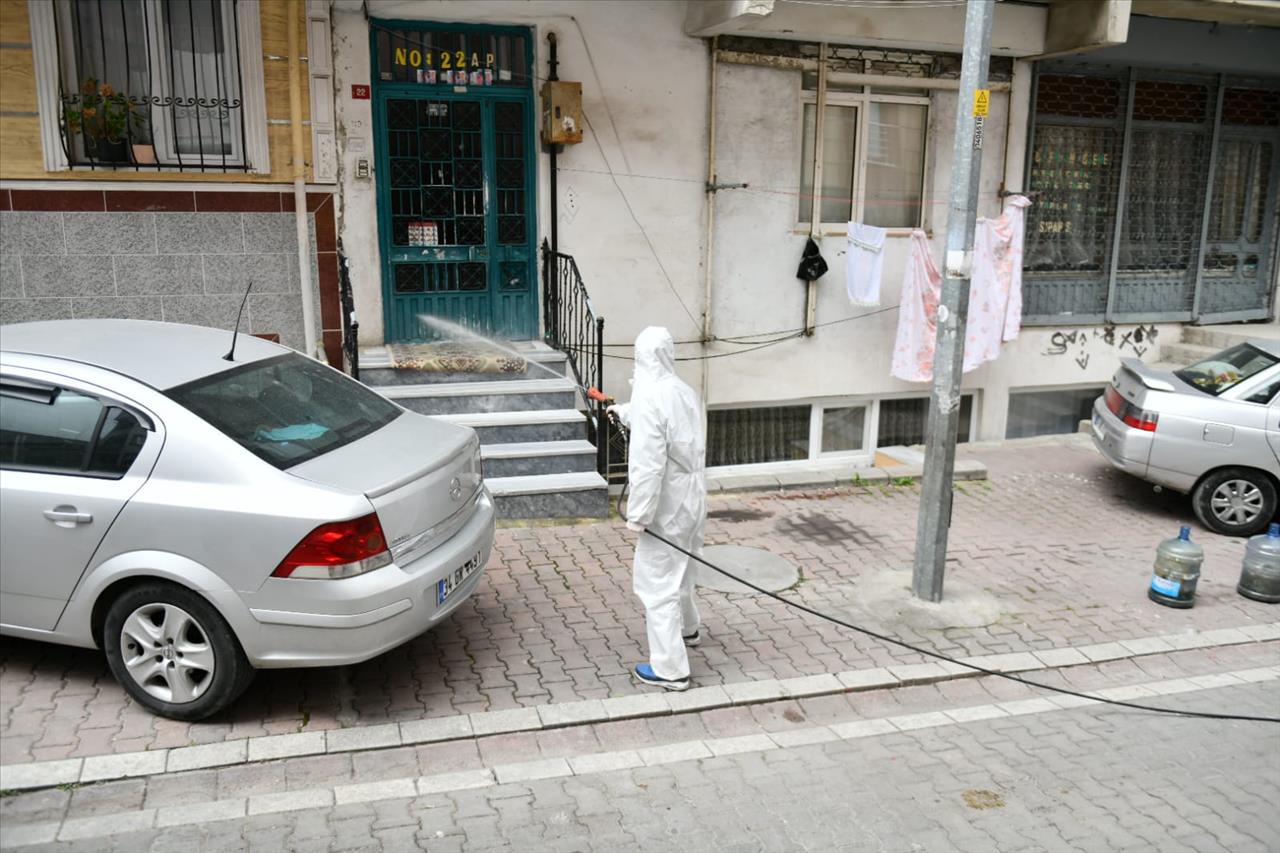 Esenyurt'ta Cadde ve Sokaklar Koronavirüse Karşı İlaçlanıyor