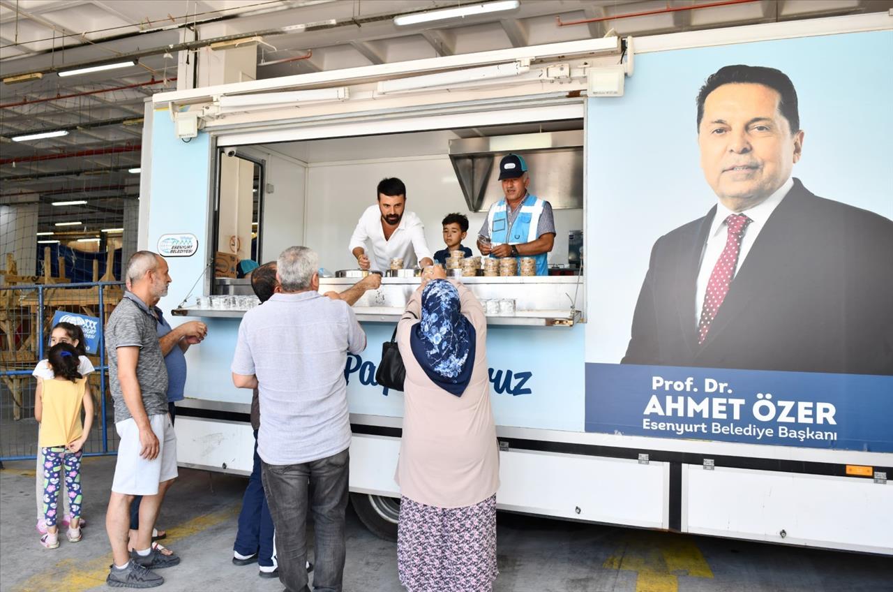 Başkan Özer Vatandaşlara Aşure İkramında Bulundu