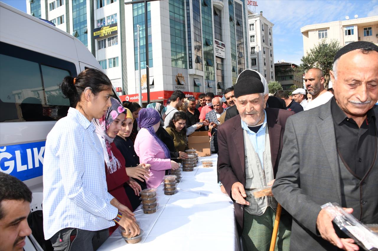 Esenyurt’ta Engelli Öğrencilerden Aşure İkramı