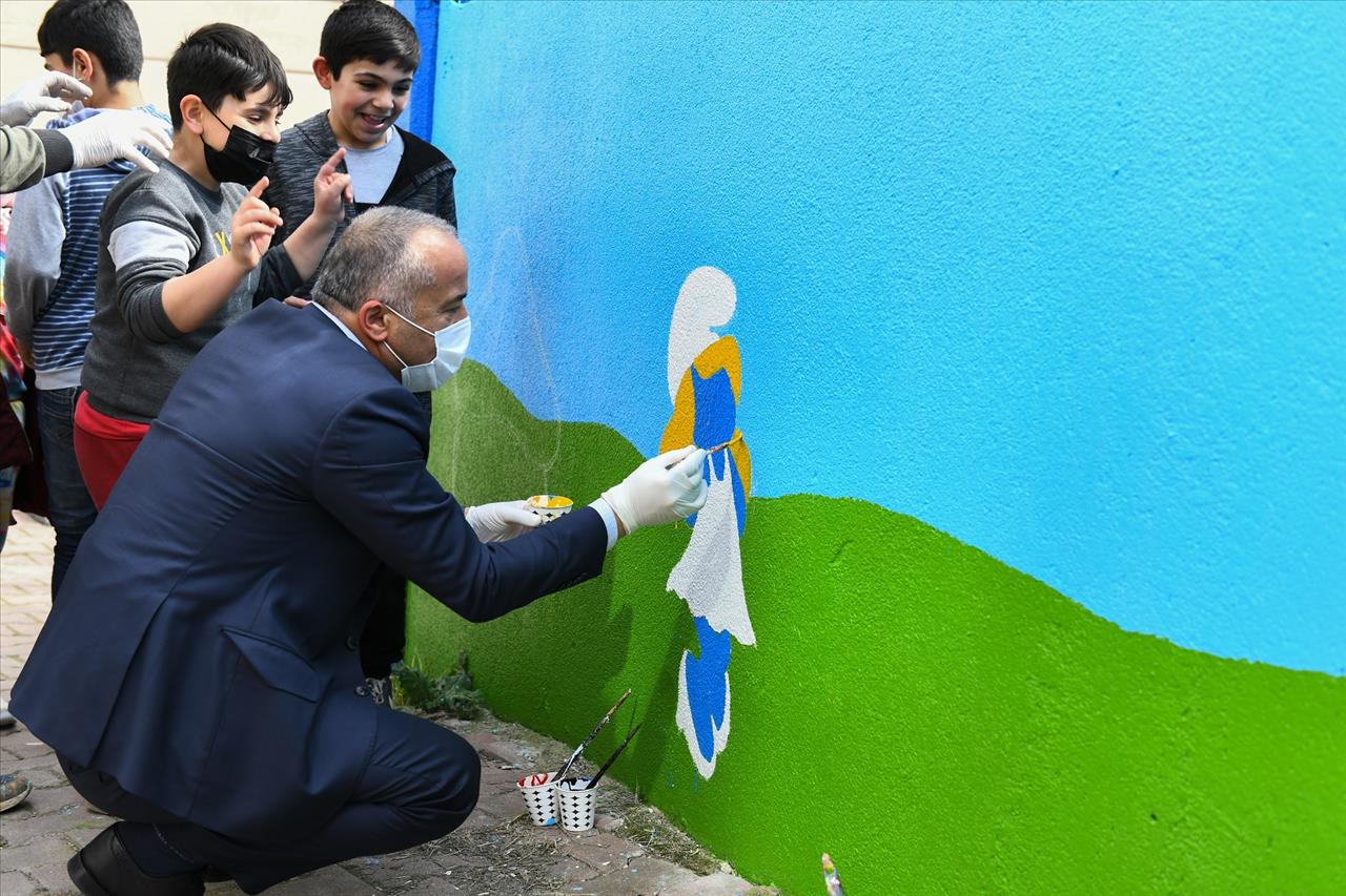 Parkların Duvarları Çocuklar İçin Renklendiriliyor