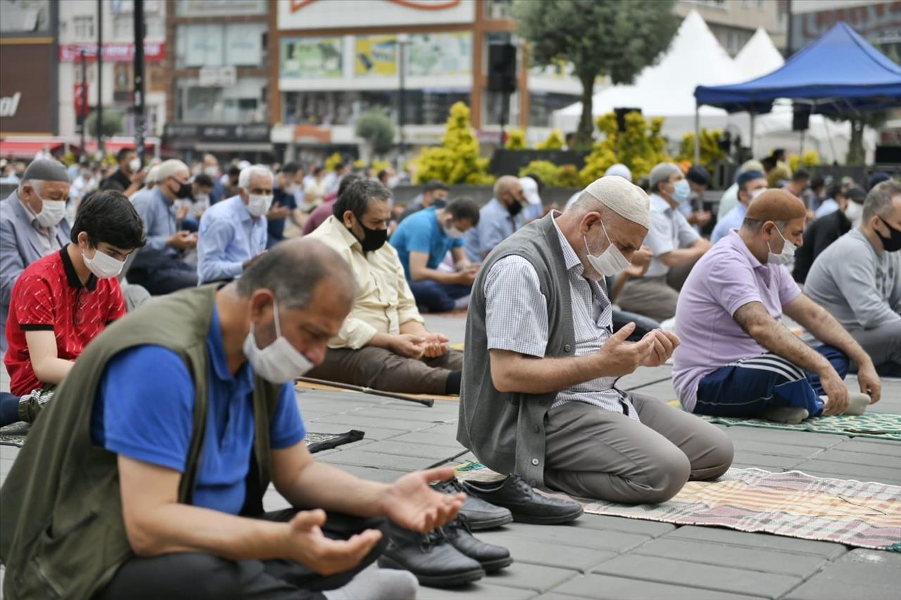 Esenyurt Belediyesi Cuma Namazı Öncesi Tek Kullanımlık Seccade Dağıttı