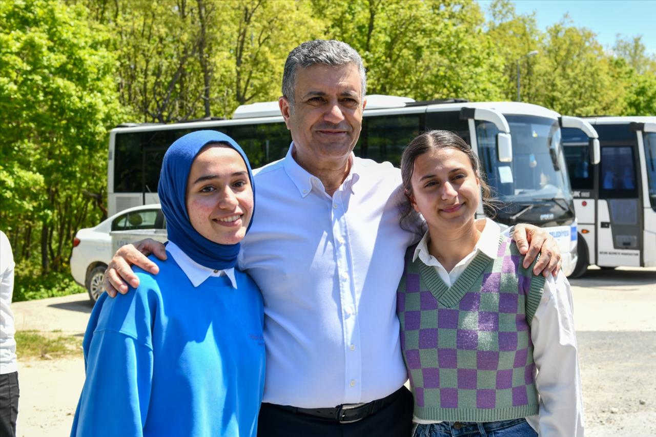 Gençler Sınav Stresini Halay Çekerek Attı