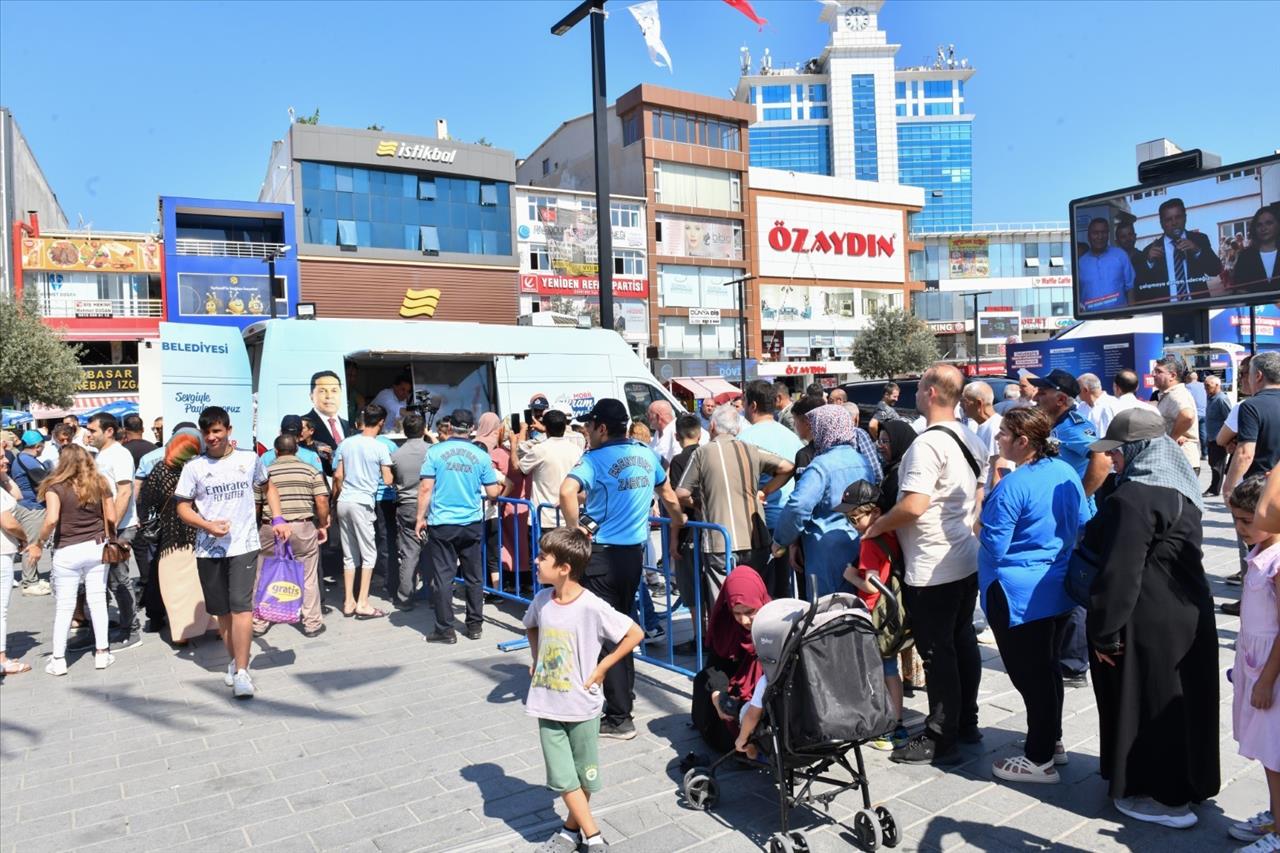 Başkan Özer Vatandaşlara Aşure İkramında Bulundu