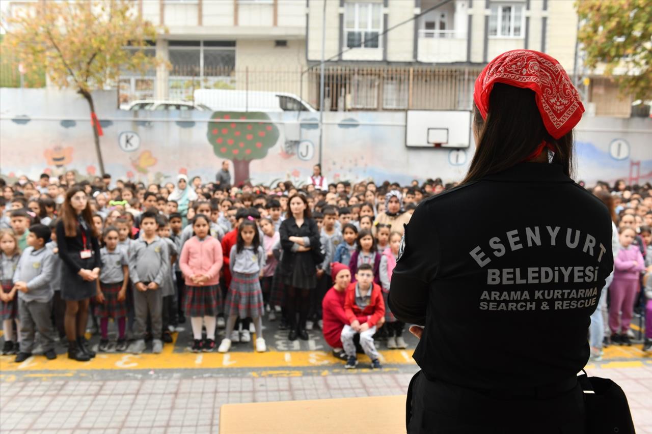 Esenyurt’ta Dikkat Çeken Deprem Çalışması: Yapılar Tek Tek İzleniyor