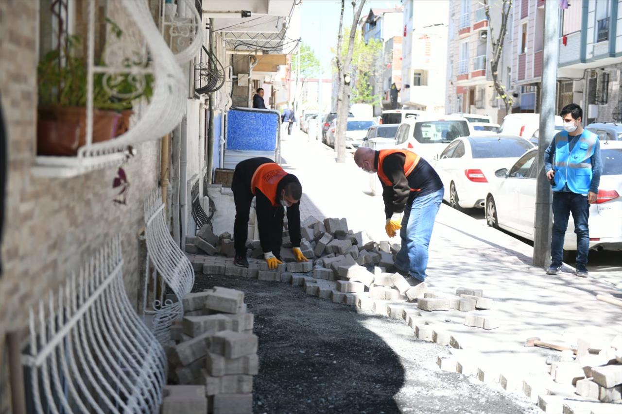 Esenyurt'ta Yol Bakım ve Onarım Çalışmaları Devam Ediyor.