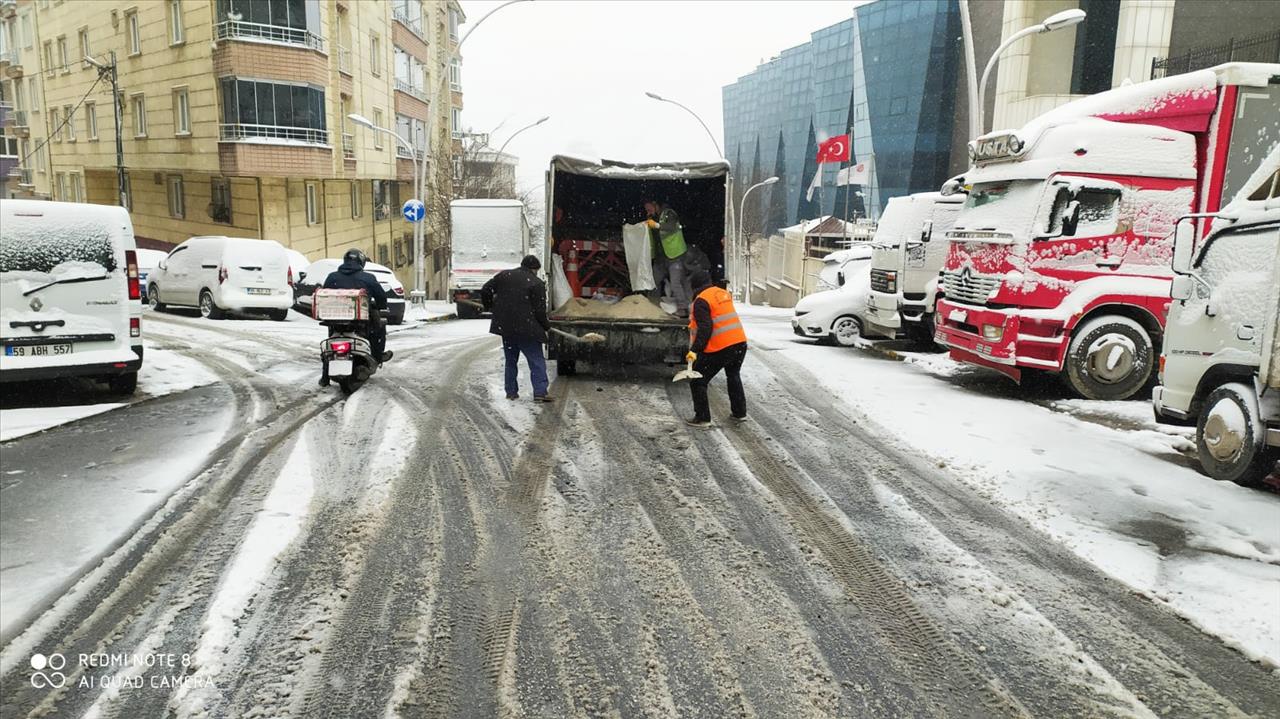 Esenyurt’ta Kar Küreme Ve Tuzlama Çalışmaları Devam Ediyor