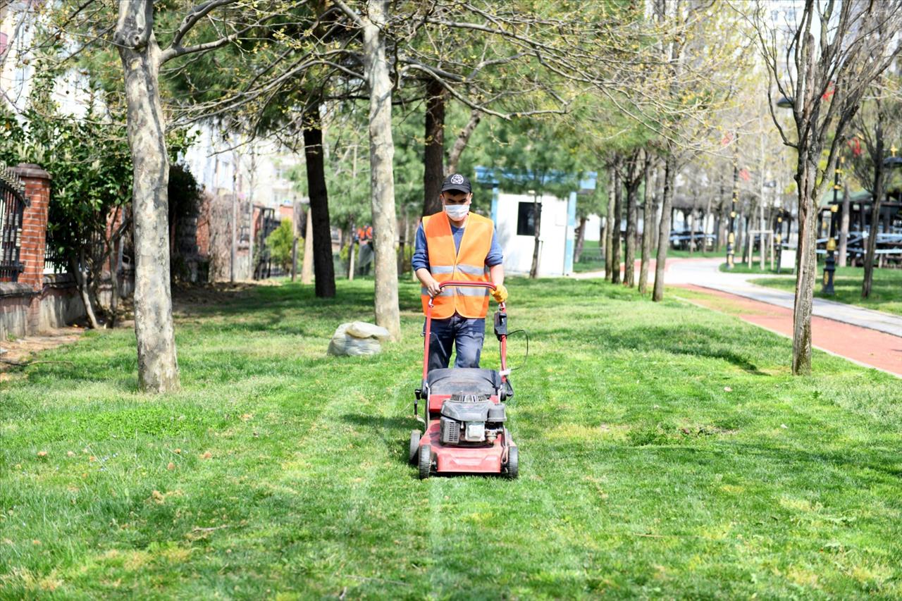 Esenyurt'ta Park ve Yeşil Alanlarda Yaz Hazırlığı Devam Ediyor