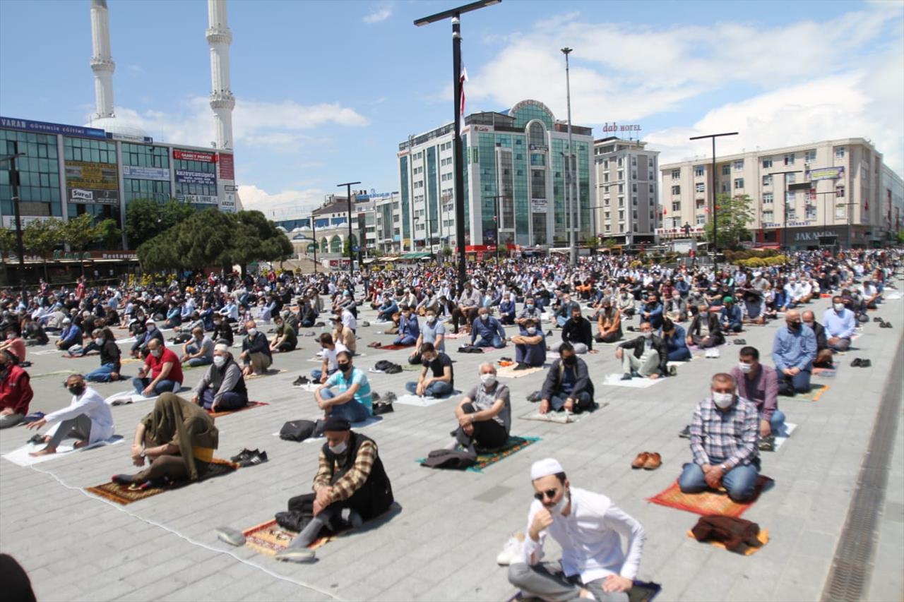 74 Gün Sonra İlk Cuma Namazı Esenyurt Meydanı’nda Kılındı