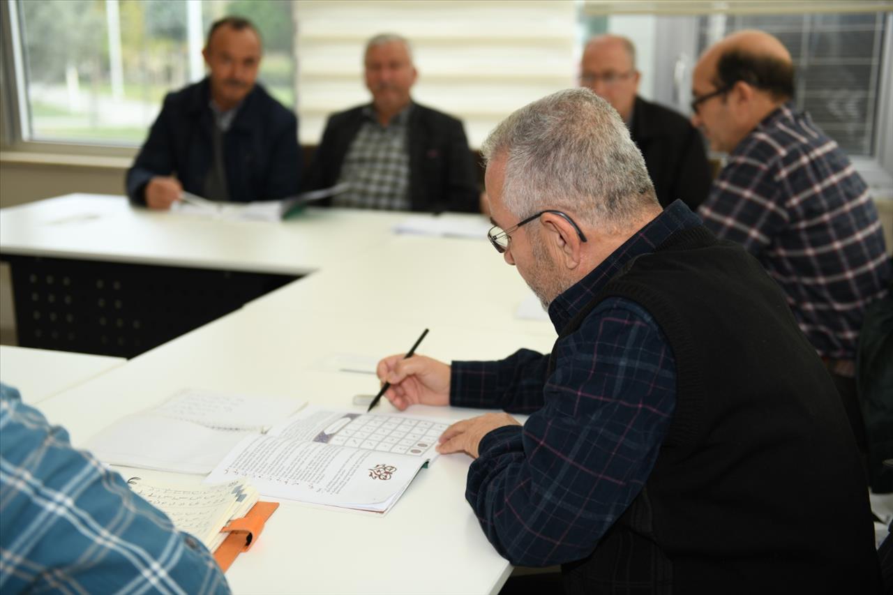 Esenyurt’un Ulu Çınarları Hem Üretiyor Hem de Kazanıyor