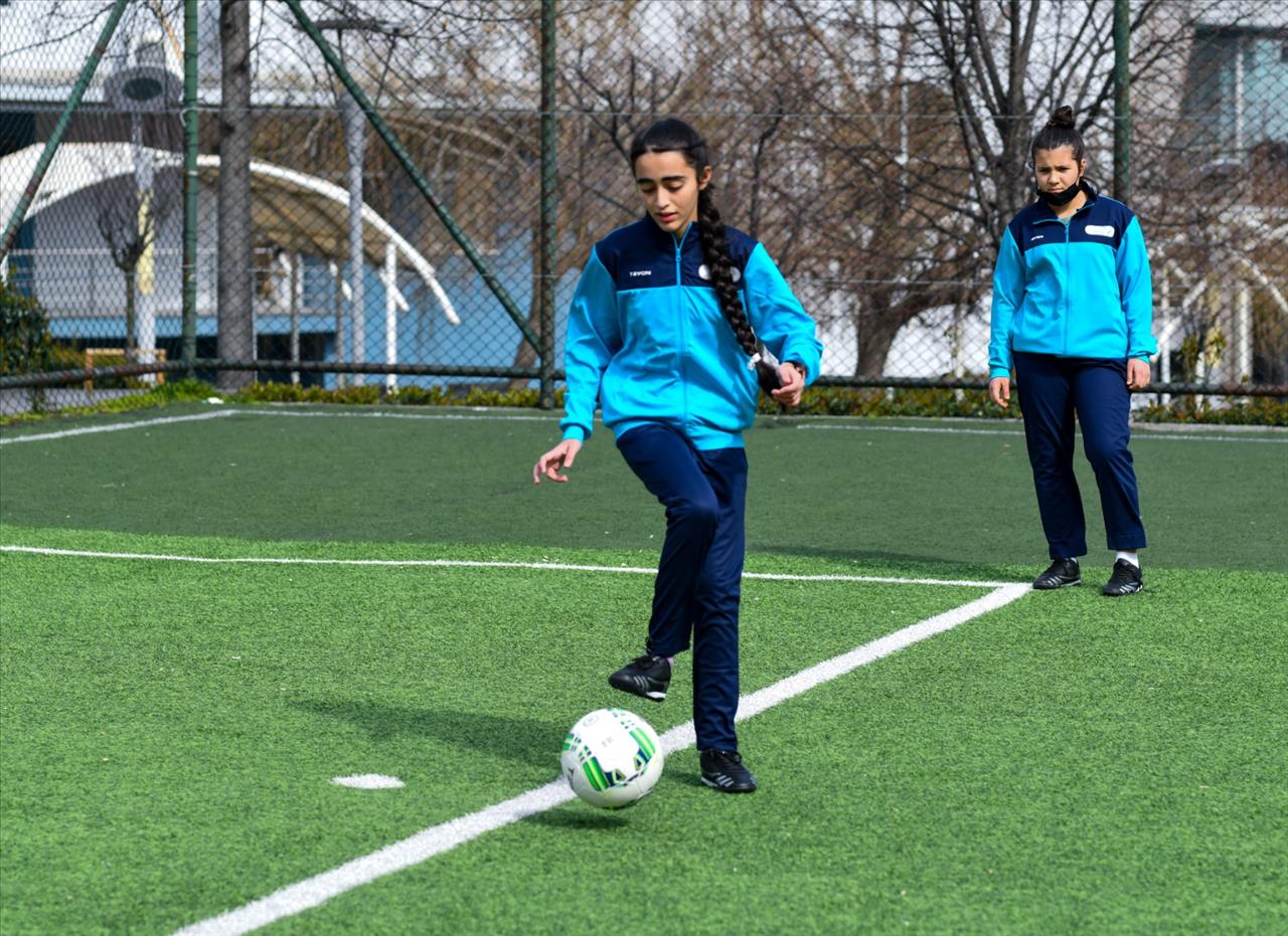 Esenyurt’ta Kız Çocuklarına Özel Futbol Kursu 