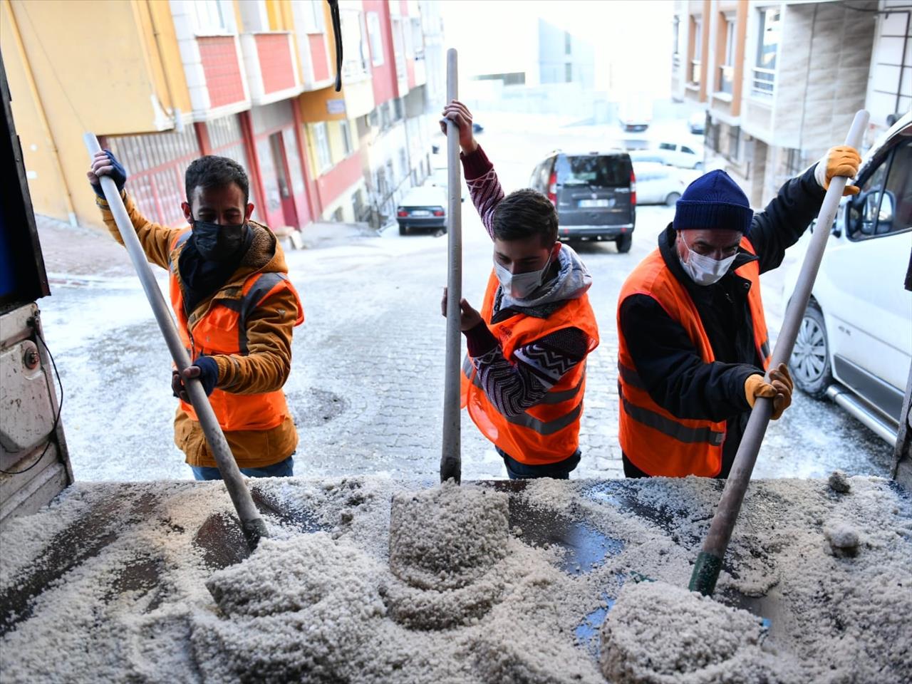 Esenyurt'ta Buzlanmaya Karşı Çalışmalar Devam Ediyor