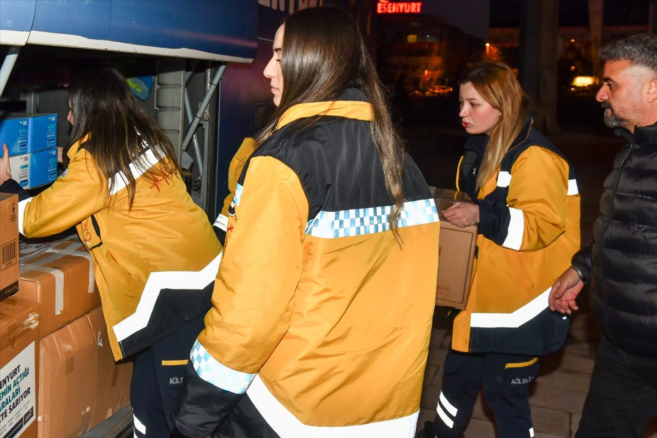 Esenyurt Deprem Bölgesine Desteklerini Sürdürüyor