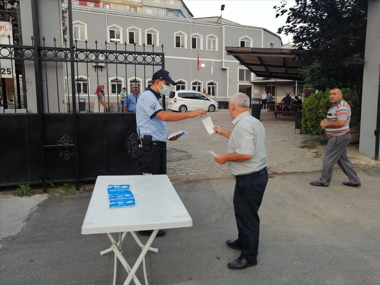 Esenyurt Belediyesi, Cami, Cemevi Ve Mezarlıklarda Maske, Su Ve Tatlı İkramında Bulundu. 